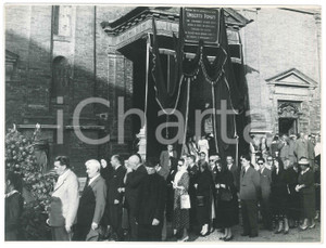Fotografia d epoca originale 1955 ca CODOGNO LO Chiesa Parrocchiale  Partenza corteo funebre  Foto 1