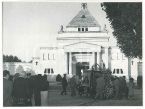 Fotografia d epoca originale 1955 ca CODOGNO LO Arrivo di un corteo funebre al cimitero Foto 23x17 cm 1