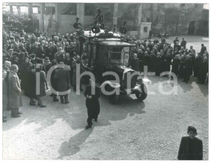 Fotografia d epoca originale 1944 MILANO Via Macconago  Azienda Agricola PEREGO  Funerali titolare 7 Foto 1