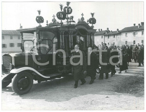 Fotografia d epoca originale 1944 MILANO Via Macconago  Azienda Agricola PEREGO  Funerali titolare 6 Foto 1