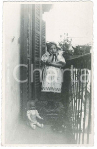 Fotografia d epoca originale 1938 ITALIA  COSTUME  Bambina in balcone con una bambola  Ritratto Foto 1