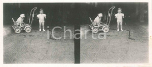 Fotografia d epoca originale 1940 ca COSTUME ITALIA Bambino gioca con il cane Foto doppia 13x6 cm 1
