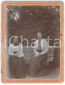Fotografia d epoca originale 1900 ca FRANCE Femmes en jardin avec journal socialiste  Photo RARE 9x12 cm 1