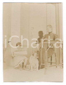 Fotografia d epoca originale 1900 ca ITALIA Donna con bambina che legge il giornale e un cane  Foto anonima 1
