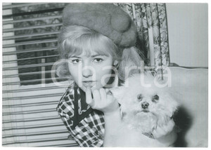 Fotografia d epoca originale 1960 ca FRANCE Chanteuse PEGGY Evelyn LESOURD avec un chien Photo 1 1
