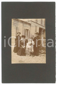 Fotografia d epoca originale 1900 ca ITALIA Anziana nobildonna in cortile con la famiglia  Foto anonima 1