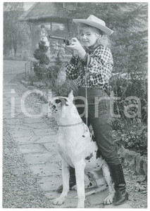 Fotografia d epoca originale 1960 ca FRANCE Chanteuse PEGGY Evelyn LESOURD cowgirl avec son chien Photo 1