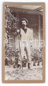 Fotografia d epoca originale 1900 ca COSTUME ITALIA Uomo in cortile con un bastone Foto 5x9 cm 1