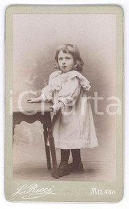 Fotografia d epoca originale 1900 ca MILANO Bambina in abito chiaro  Ritratto Foto Leone RICCI CDV 1