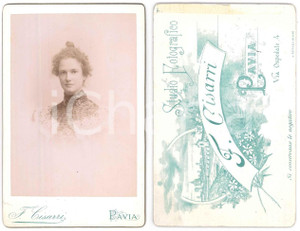 Fotografia d epoca originale 1900 ca PAVIA Giovane donna con abito ricamato  Ritratto 1 Foto F. CISARRI 1