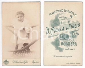 Fotografia d epoca originale 1900 ca VOGHERA Bambina con trespolo in legno  Ritratto Foto Davide CICALA CDV 1