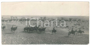 Fotografia d epoca originale 1935 ca A.O.I. Passaggio di militari e indigeni a cavallo Foto 18x9 cm 1
