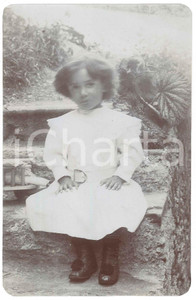 Fotografia d epoca originale 1900 ca COSTUME ITALIA Bambina seduta in un giardino  Foto 11x16 cm 1