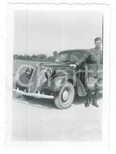 Fotografia d epoca originale 1950 ca ITALIA Militare in posa con FIAT 1100 B Foto anonima 6x8 cm 1