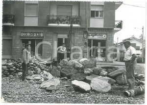 Fotografia d epoca originale 1967 ALPIGNANO TO Cantiere  Lavori stradali 6 Foto ANIMATA operai 18x13 cm 1