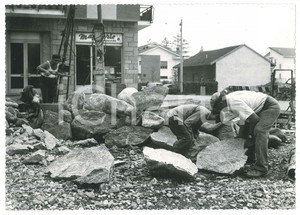 Fotografia d epoca originale 1967 ALPIGNANO TO Cantiere  Lavori stradali 5 Foto ANIMATA operai 18x13 cm 1
