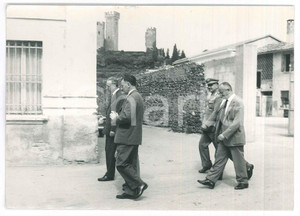 Fotografia d epoca originale 1950 ca VALEGGIO SUL MINCIO VR AutoritÃ  in visita 4 Foto 15x10 cm 1