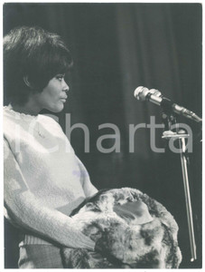 Fotografia d epoca originale 1970 ca MUSICA Dionne WARWICK durante un concerto  Foto 19x26 cm 1