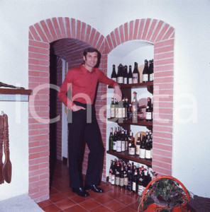 Fotografia d epoca originale 6X6cm DIAPOSITIVA ORIGINALE  1975 ca MILANO Giacinto FACCHETTI nella sua casa 1