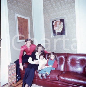 Fotografia d epoca originale 6X6cm DIAPOSITIVA ORIGINALE  1975 ca Giacinto FACCHETTI con moglie e figli 19 1