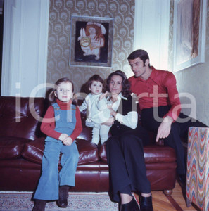 Fotografia d epoca originale 6X6cm DIAPOSITIVA ORIGINALE  1975 ca Giacinto FACCHETTI con moglie e figli 27 1