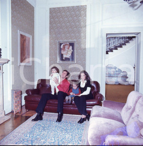 Fotografia d epoca originale 6X6cm DIAPOSITIVA ORIGINALE  1975 ca Giacinto FACCHETTI con moglie e figli 9 1