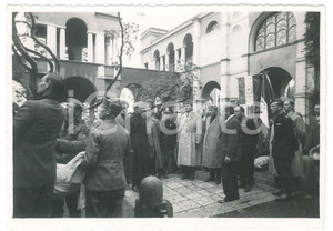 Fotografia d epoca originale 1940 ca LAGO DI GARDA  ANC e PNF GALLARATE in gita al Vittoriale 3 Foto 1