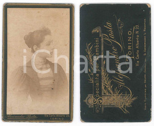 Fotografia d epoca originale 1890 ca TORINO Giovane donna con abito a righe Foto Alessandro PASTA CDV 1