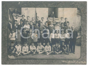 Fotografia d epoca originale 1935 ca MANTOVA Foto di classe con bandiera REGNO D ITALIA Foto BENATTI 19x14 cm 1