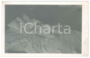 Fotografia d epoca originale 1940 ca COSTUME  ITALIA  Donna matura distesa Foto 14x9 cm 1
