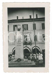 Fotografia d epoca originale 1935 ca GESSATE MI Cerimonia presso il Monumento ai Caduti  Foto 6x10 cm 1