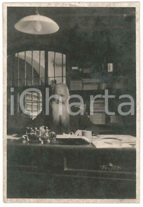 Fotografia d epoca originale 1930 ca COSTUME Artigiano in un magazzino  Fotografia anonima 6x8 cm 1