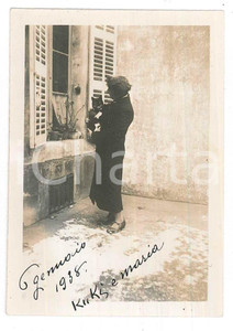 Fotografia d epoca originale 1938 COSTUME  ITALIA  Donna in cortile con il gatto  Foto 6x9 cm 1