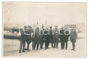 Fotografia d epoca originale 1915 ca Porto di TRIESTE  Gruppo di amici ufficiali e borghesi Foto 14x9 cm 1