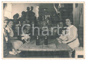 Fotografia d epoca originale 1937 COSTUME ITALIA Bicchierata tra operai per la nascita di una bambina Foto 1