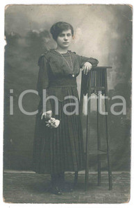 Fotografia d epoca originale 1925 ca COSTUME ITALIA Giovane donna con mazzolino di fiori Foto cartolina 1