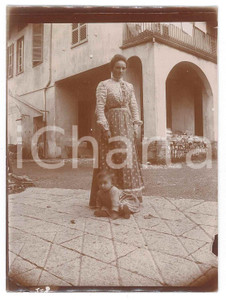 Fotografia d epoca originale 1915 ca COSTUME  ITALIA  Madre con bambina in paese Foto 9x12 cm 1
