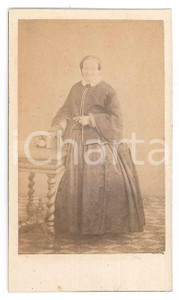 Fotografia d epoca originale 1870 ca TORINO Donna in abito scuro con libro  Ritratto  Foto LE LIEURE  CDV 1