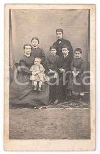 Fotografia d epoca originale 1870 ca s.l. Ritratto di famiglia con bambina  Foto POST MORTEM ? CDV 1