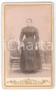 Fotografia d epoca originale 1880 ca COSTUME ITALIA Giovane donna in abito scuro  Ritratto Foto CDV 1