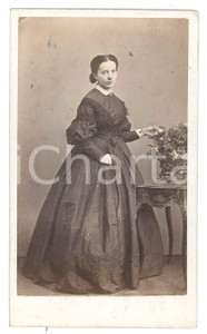 Fotografia d epoca originale 1870 ca NOBILTA  ITALIA Donna con vaso di fiori  Ritratto Foto CDV 1