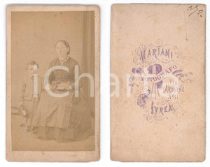 Fotografia d epoca originale 1870 ca IVREA Ritratto di madre con il figlio  Foto MARIANI CDV 1
