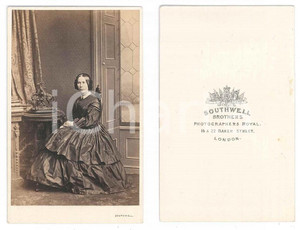 Fotografia d epoca originale 1870 ca LONDON Woman with statue of a horse rider  Photo SOUTHWELL CDV 1