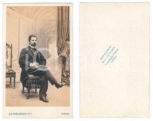 Fotografia d epoca originale 1870 ca TORINO Giovane uomo seduto  Ritratto Foto A. VIALARDI CDV 1
