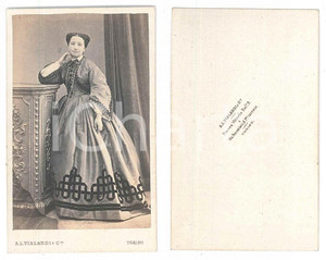 Fotografia d epoca originale 1870 ca TORINO Ritratto di donna in abito ricamato Foto A. VIALARDI CDV 1