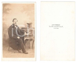 Fotografia d epoca originale 1870 ca TORINO Gentiluomo seduto con libro  Ritratto  Foto E. DI CHANAZ CDV 1