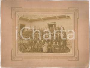 Fotografia d epoca originale 1910 ca ITALIA Ritratto di gruppo in cortile  Fotografia anonima 38x29 cm 1