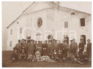 Fotografia d epoca originale 1910 ca PIEMONTE Chiesa abbandonata  Gruppo di escursionisti Foto M. GABINIO 1