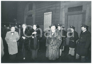 Fotografia d epoca originale 1977 MILANO Prima del Teatro alla Scala  Spettatori e poliziotti  Foto 30x21 1