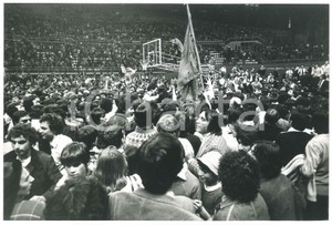 Fotografia d epoca originale 1980 BASKET Billy Milano vs. Sinudyne Bologna  Festeggiamenti vittoria  Foto 3 1